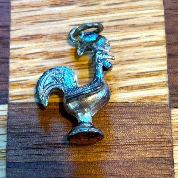 Rooster Charm - Very Cute , lots of detail.  Perfect for jewelry or craft piece. - Picture 1 of 6